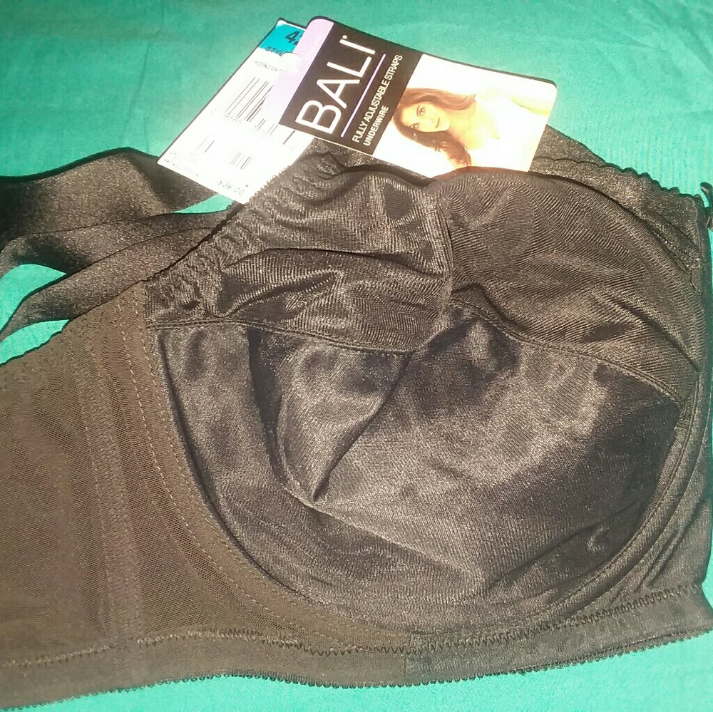 42 DDD Bra, NEVER WORN, TAGS ON.